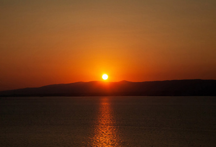 美丽的夕阳海面的景区视图图片