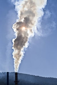 烟囱排出污染物气体在空气中