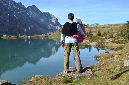 对年轻的夫妇享受高山全景。瑞士