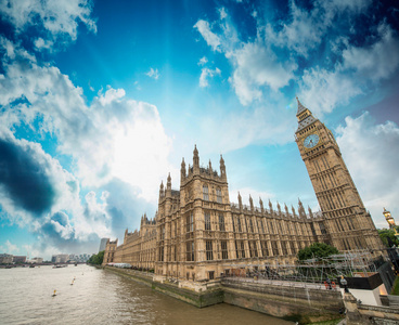 议会和河泰晤士河，伦敦的房子。美丽宽