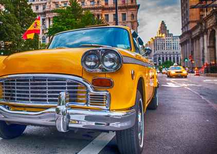 在纽约城的老式旧出租车。经典的黄色出租车在 manhatt