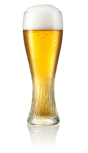 淡啤酒与玻璃滴眼液对孤立的白色背景。cli