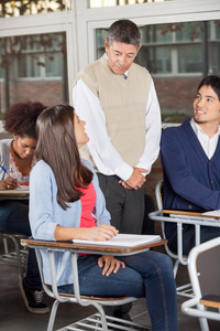 同时给予考试在教室里看看老师的学生