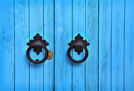 蓝色的木制门，与圆形控点