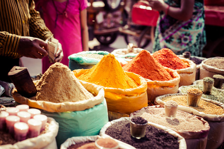 传统香料和干燥水果中在印度当地市集
