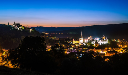 剌，罗马尼亚在日落以后的夜景