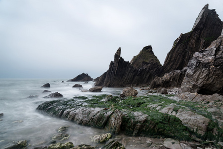 锯齿状和坚固岩石与海岸线上的风景海景