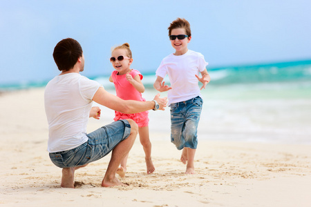 父亲和孩子们在海滩上
