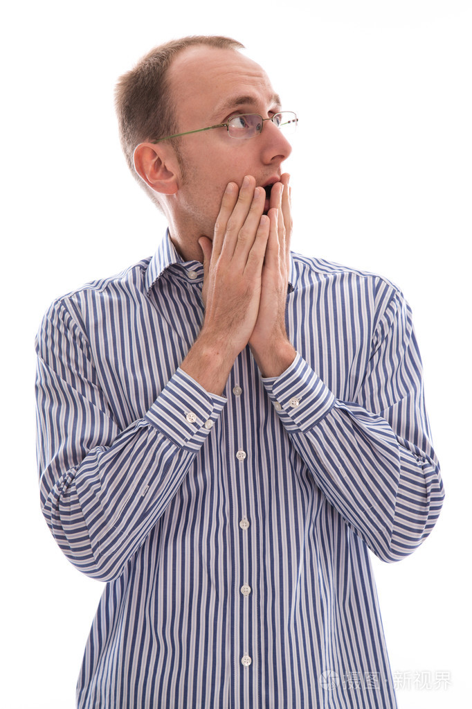 吃惊的人回头看他的肩上,用他的双手