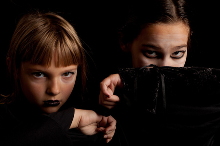 作为吸血鬼的两个小学孩子.照片