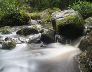 锯齿状和坚固岩石与海岸线上的风景海景