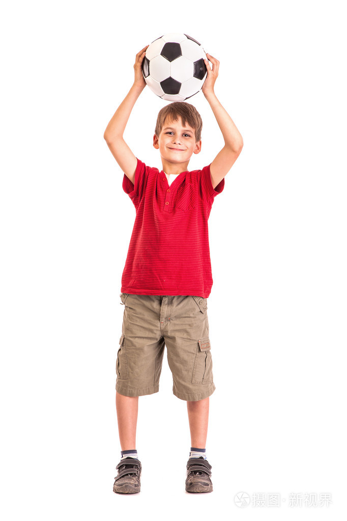 可爱的男孩拿着一个足球球足球球