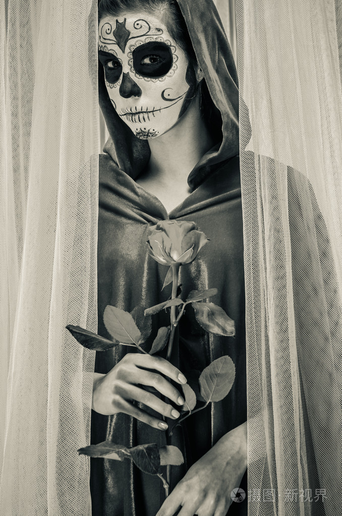 一天的那个死去的女孩,抱着玫瑰的糖头骨化妆