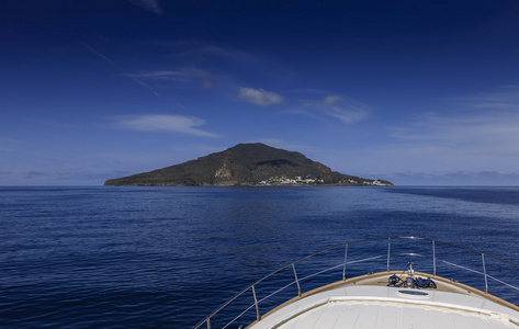 从一艘豪华游艇的 panarea 岛的视图