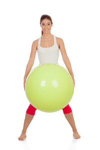 有魅力的女人做普拉提与一个大的绿球