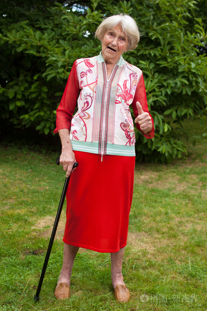 老妇站着她的拐杖