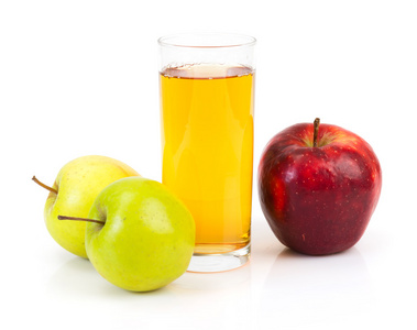 美味的苹果汁在玻璃和苹果