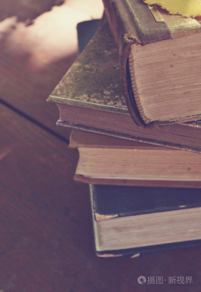 老式的旧书放在木制的背景照片-正版商用图片1dnlru-摄图新视界