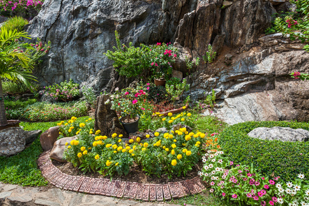 色彩缤纷的花圃和绕组草通路在有吸引力