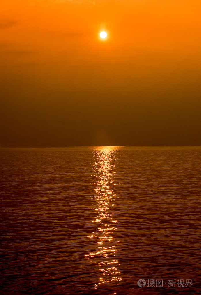 在大海中的落日