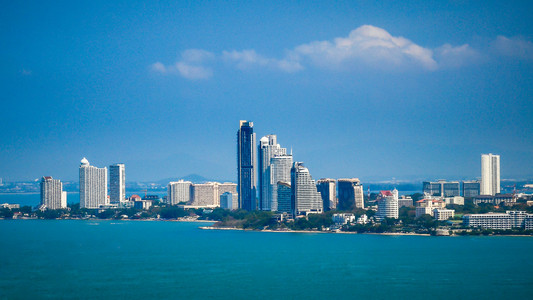 从建筑和摩天大楼在芭堤雅海滩海视图