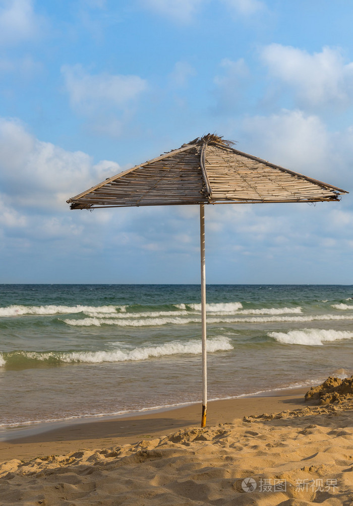 在海滩上的雨伞