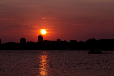 太阳渐渐落到海边的城市