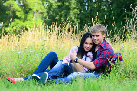 namour jeune couple sur la nature