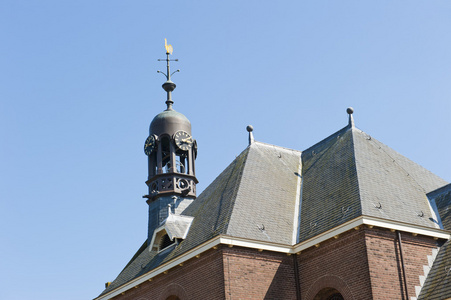 教堂屋顶上的八角形钟楼图片
