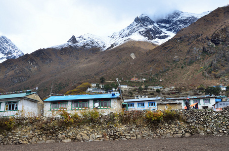 尼泊尔，喜马拉雅山，一座小房子