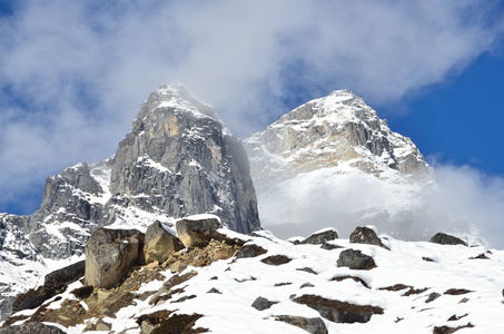 尼泊尔喜马拉雅山脉，海拔 4500 米以上的海拔高度的山地景观