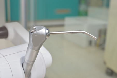 仪器密切亚洲小女孩一眼感染分离在白色背景眼睑脓肿stye hordeolum