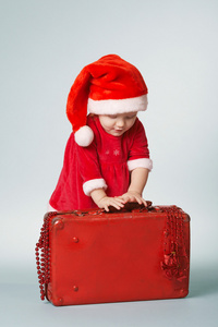 小小快乐的女孩，带着圣诞小提箱