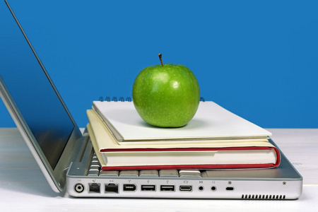 书 笔记本 绿苹果的笔记本电脑