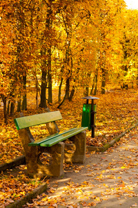坐在秋天的公园长椅