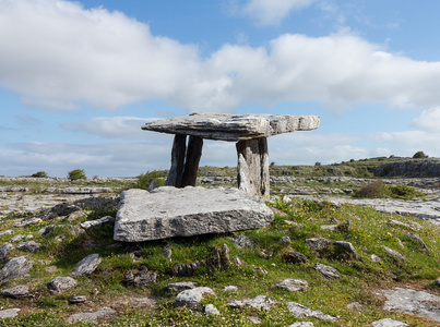 poulnabrone 石碑