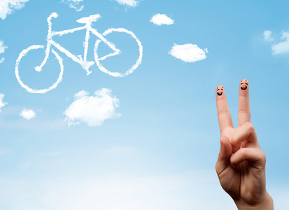 快乐的笑脸手指看自行车形云