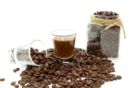 烘焙的咖啡豆和咖啡图片