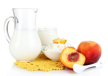 新鲜乳制品与孤立在白色的桃子
