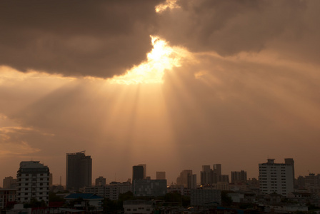 太阳冲破云层之上曼谷市的光线