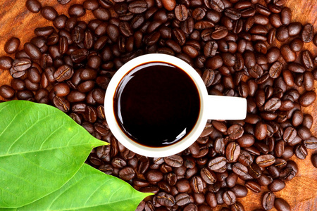 木材和黑咖啡烘培的咖啡豆