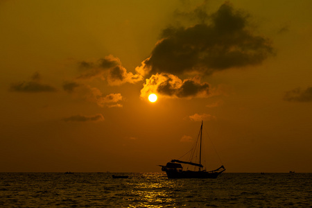 在泰国海滩上美丽的夕阳