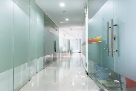 现代办公大楼的走廊