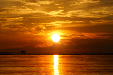 在黄昏的夕阳.美丽的云彩金色天空照片