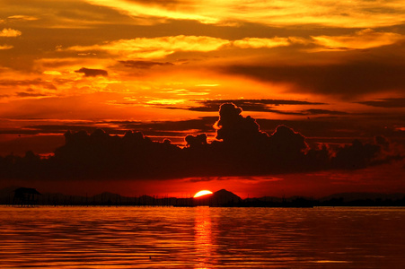 instagram效果在黄昏的夕阳.