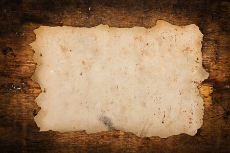 褪了色的牛仔裤开褪了色的旧报纸,又脏又臭的背景上照片