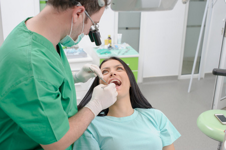 牙医固化一女病人