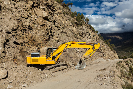 在喜马拉雅山的道路重建