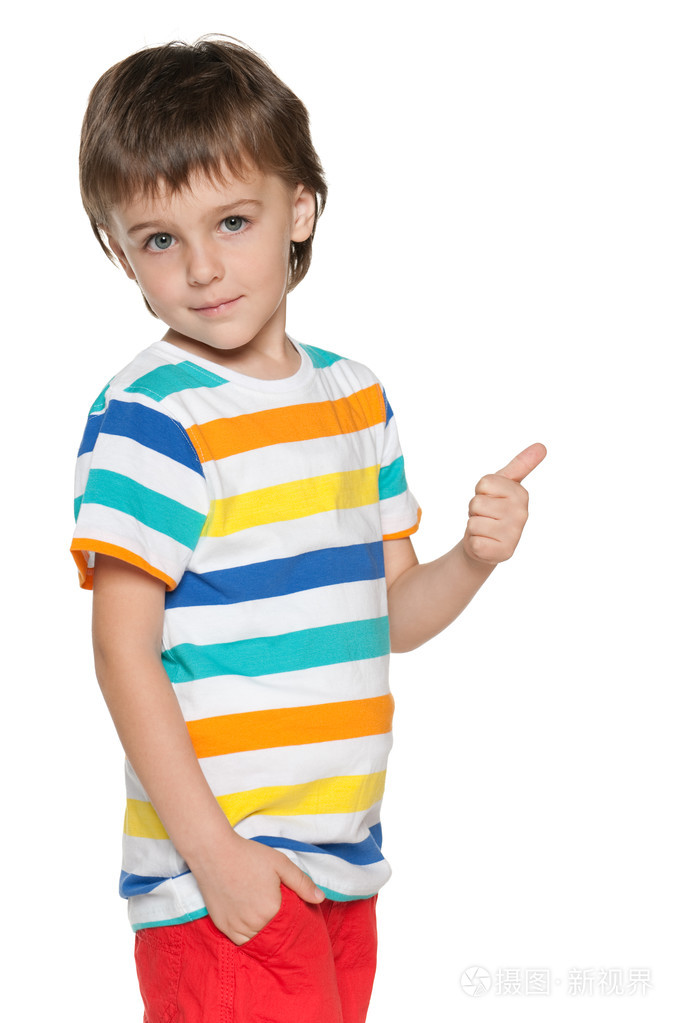 小男孩拿他的大拇指和后背