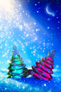艺术圣诞树上蓝蓝的夜背景